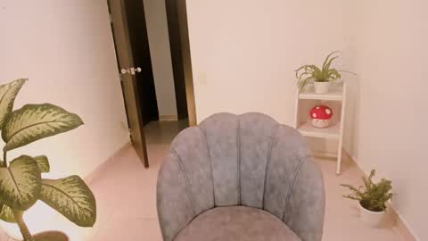 Snapshot of kiwi____ chatting on December 18, 11:51 pm Little piece of fruit online show from December 18, 11:51 pm