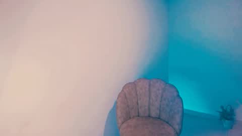 Snapshot of kiwi____ chatting on December 25, 12:16 am Little piece of fruit online show from December 25, 12:16 am