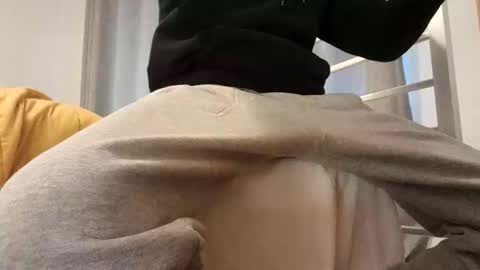 kiwibulge123 online show from April 1, 8:28 pm