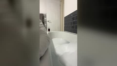 Snapshot of kjj1990 chatting on March 19, 1:20 am kjj1990 online show from March 19, 1:20 am