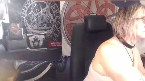 Snapshot of kleiner_teufel chatting on November 19, 7:52 am Michelle online show from November 19, 7:52 am