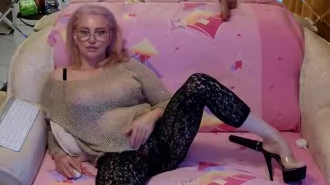 Snapshot of klitores chatting on November 11, 2:00 am ALYONA online show from November 11, 2:00 am