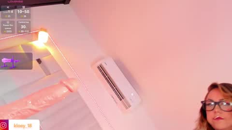 Snapshot of kloey_hoot chatting on December 12, 11:47 pm Kloey online show from December 12, 11:47 pm