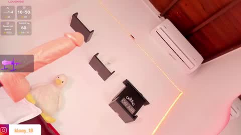 Snapshot of kloey_hoot chatting on February 23, 12:08 am Kloey online show from February 23, 12:08 am