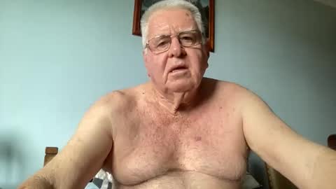 Snapshot of knights2001 chatting on February 12, 4:29 am Aussiedude online show from February 12, 4:29 am