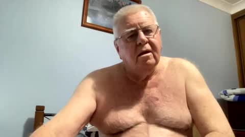 Snapshot of knights2001 chatting on March 15, 10:32 am Aussiedude online show from March 15, 10:32 am