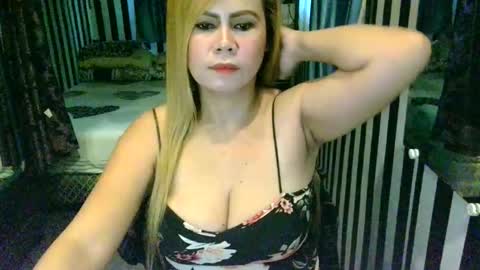 Snapshot of knows_everything chatting on November 12, 11:58 pm Knows Everything online show from November 12, 11:58 pm