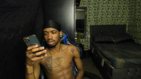 Snapshot of kofi_exotic_ chatting on December 3, 8:29 pm kofi online show from December 3, 8:29 pm