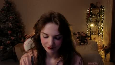 Snapshot of kottyaa_ch chatting on December 19, 7:18 pm Kottyaa cb FOLLOWING  online show from December 19, 7:18 pm