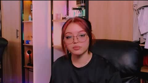 Khloe online show from March 13, 8:04 pm