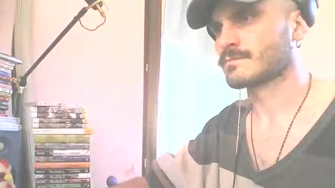 Snapshot of kratoskratoskratos chatting on March 20, 6:51 am Kratos online show from March 20, 6:51 am