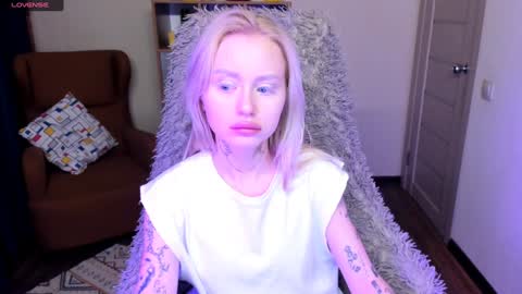 Snapshot of kris_grant chatting on December 22, 11:00 am kris_grant online show from December 22, 11:00 am