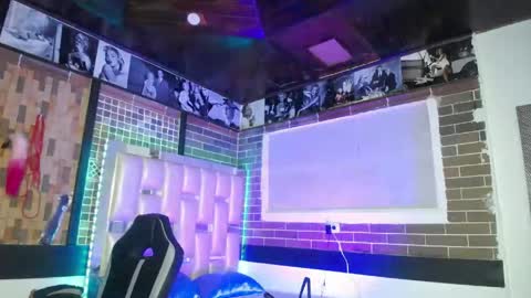 kriss_sweetboobs online show from April 22, 12:28 pm