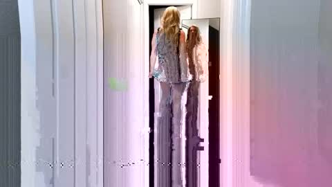 Snapshot of kristal_mountain chatting on October 21, 2:56 am Kristal Mountain online show from October 21, 2:56 am