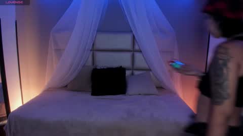 Snapshot of kristen_kassi chatting on September 29, 12:43 pm Kristen online show from September 29, 12:43 pm