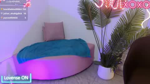 kristen_tay online show from March 10, 6:27 am