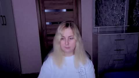 Snapshot of kristy_fran chatting on May 30, 7:11 pm Kristy online show from May 30, 7:11 pm