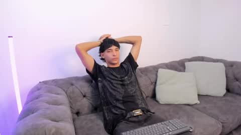 Snapshot of kroywave chatting on May 14, 3:35 am Kroy Wave Muscle Tattoos Latino online show from May 14, 3:35 am