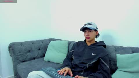 Snapshot of kroywave chatting on June 1, 3:41 am Kroy Wave Muscle Tattoos Latino online show from June 1, 3:41 am