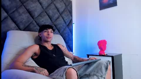 Snapshot of kroywave chatting on July 8, 3:55 am Kroy Wave Muscle Tattoos Latino online show from July 8, 3:55 am