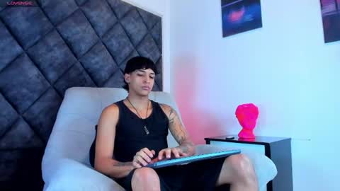 Snapshot of kroywave chatting on July 22, 3:20 am Kroy Wave Muscle Tattoos Latino online show from July 22, 3:20 am