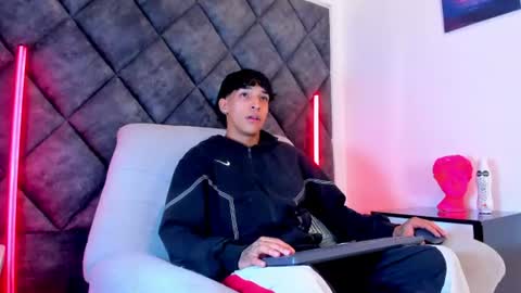 Snapshot of kroywave chatting on August 5, 3:09 am Kroy Wave Muscle Tattoos Latino online show from August 5, 3:09 am