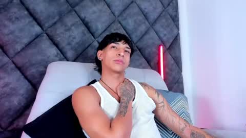Snapshot of kroywave chatting on August 9, 3:19 am Kroy Wave Muscle Tattoos Latino online show from August 9, 3:19 am