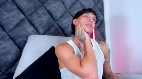 Snapshot of kroywave chatting on August 9, 3:23 am Kroy Wave Muscle Tattoos Latino online show from August 9, 3:23 am
