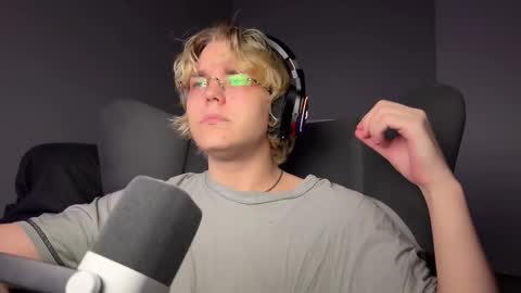 Snapshot of kulik_hoesos chatting on October 29, 9:27 pm Esdxr online show from October 29, 9:27 pm