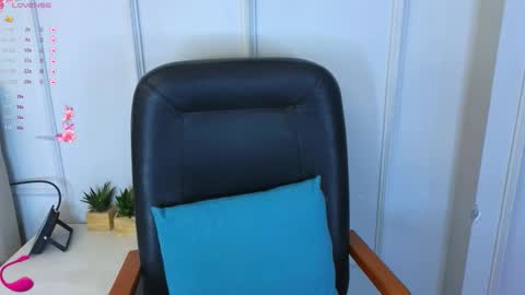 Snapshot of kuro_ren chatting on October 8, 1:42 pm Ren online show from October 8, 1:42 pm