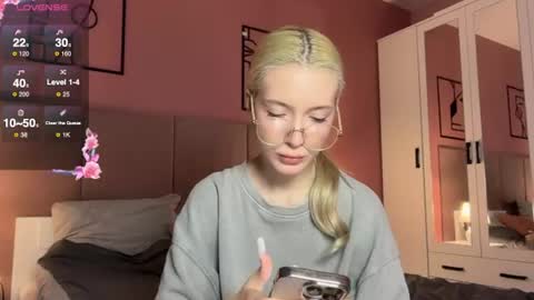 Snapshot of kvetapin chatting on June 18, 2:43 pm Bella and Alexandra online show from June 18, 2:43 pm