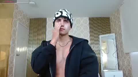 kyler_tay online show from June 16, 11:46 am