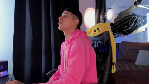 Snapshot of kylesmithx_ chatting on December 15, 5:01 am kylesmithx_ online show from December 15, 5:01 am