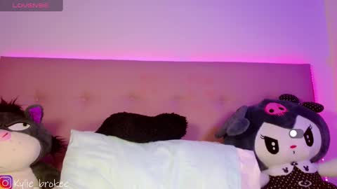 k ylie online show from February 26, 9:27 pm