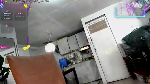 Snapshot of kylie_iyutera chatting on September 24, 2:04 am kylie online show from September 24, 2:04 am