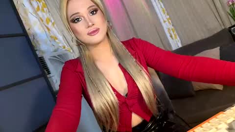 Snapshot of kylie_iyutera chatting on July 1, 9:22 am kylie online show from July 1, 9:22 am
