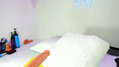 Snapshot of kylie_sttel chatting on December 14, 12:33 pm kylie Sttel online show from December 14, 12:33 pm