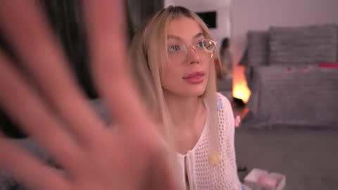 Kylie online show from November 9, 8:18 pm