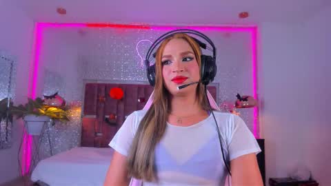 Snapshot of kylievictoria_ chatting on October 23, 5:18 am Kylie online show from October 23, 5:18 am