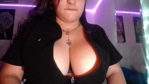 Snapshot of kylievoosx18 chatting on July 12, 1:57 pm kylievoosx online show from July 12, 1:57 pm