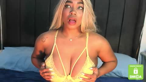 kylie white boobs online show from December 3, 5:33 pm