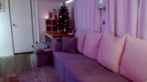 Snapshot of l_and_elle chatting on December 6, 6:50 pm Giselle online show from December 6, 6:50 pm