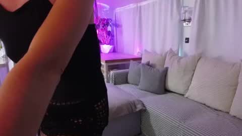 Snapshot of l_and_elle chatting on June 21, 11:51 pm Giselle online show from June 21, 11:51 pm