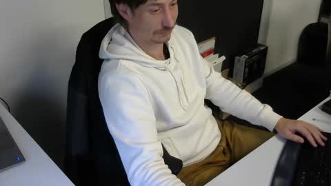 labelette007 online show from December 12, 3:05 pm