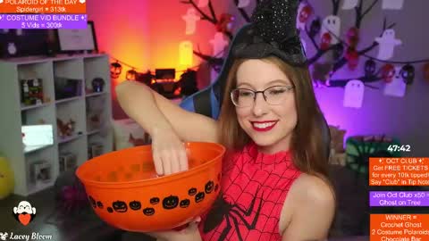 Snapshot of laceybloom chatting on October 31, 1:39 am Lacey Bloom online show from October 31, 1:39 am