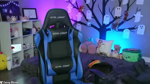 Snapshot of laceybloom chatting on November 4, 2:21 am Lacey Bloom online show from November 4, 2:21 am