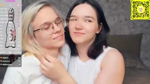Violet and Isabel online show from June 22, 7:22 pm
