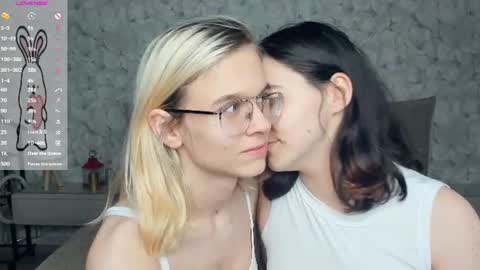 Violet and Isabel online show from July 28, 7:39 pm