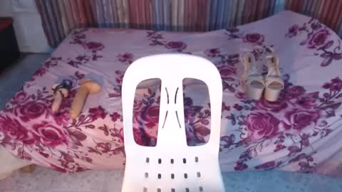 Snapshot of ladiekissesex chatting on March 4, 6:39 pm ladiekissesex online show from March 4, 6:39 pm