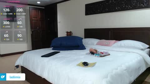 Mia online show from December 4, 10:30 pm